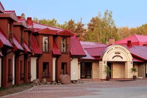 a red roofed building with red roofs at Zajazd u Beaty i Violetty in Kawice