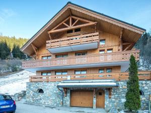 - un grand bâtiment en bois avec un balcon dans l'établissement Appartement Méribel, 3 pièces, 6 personnes - FR-1-180-545, à Les Allues