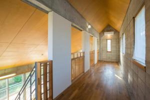 pasillo vacío de un edificio con suelo y ventanas de madera en Sea-k-SEVEN Hotels and Resorts-, en Motobu 41 fotos más