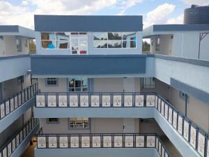 einen Außenblick auf ein Gebäude mit Balkonen in der Unterkunft One bedroom unit with wi-fi & parking in Nanyuki