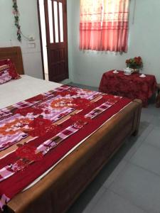 um quarto com uma cama com um cobertor em Nhà Nghỉ Bình Dân Xanh em Bắc Quang
