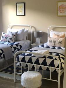 מיטה או מיטות בחדר ב-Sea Change Guesthouse