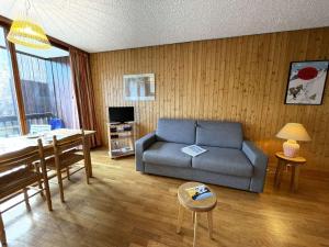 サン・シャフレにあるAppartement Saint-Chaffrey , 1 pièce, 4 personnes - FR-1-330E-48のリビングルーム(ソファ、テーブル付)