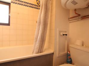 Koupelna v ubytování Studio cosy 4 pers. à Serre-Chevalier, proche commerces et remontées mécaniques, casier à ski inclus - FR-1-330E-51 + 14 fotografií