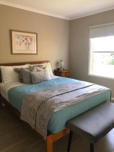 Un pat sau paturi într-o cameră la Sea Change Guesthouse