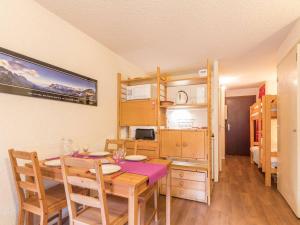 uma sala de jantar com uma mesa e uma cozinha em Appartement La Salle-les-Alpes, 1 pièce, 4 personnes - FR-1-330F-62 em Serre Chevalier