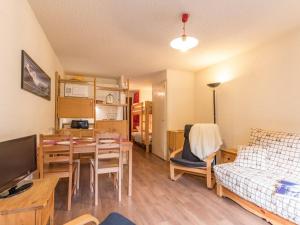 uma sala de estar com uma mesa e um sofá e uma cozinha em Appartement La Salle-les-Alpes, 1 pièce, 4 personnes - FR-1-330F-62 em Serre Chevalier