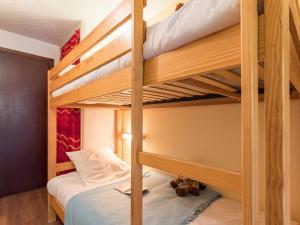 a bunk bed room with two bunk beds at Charmant studio ski-in/ski-out 4 pers. avec piscine, jardin et parking à La Salle les Alpes - FR-1-330F-62 in Serre Chevalier