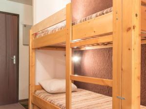 a couple of bunk beds in a room at Studio cosy 4 pers avec coin montagne, parking gratuit et casier à ski - Serre-Chevalier, Chantemerle - FR-1-330E-56 in Serre Chevalier