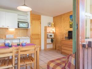 Virtuve vai virtuves zona naktsmītnē Appartement Le Monêtier-les-Bains, 2 pièces, 4 personnes - FR-1-330F-173