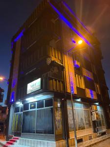 un edificio con una luz de la calle delante de él en M.H.T en Edirne