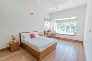 SaffronStays Polaris, Dehradun - pet-friendly Swedish home amidst nature客房内的一张或多张床位