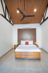 SaffronStays Polaris, Dehradun - pet-friendly Swedish home amidst nature客房内的一张或多张床位