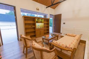 SaffronStays Polaris, Dehradun - pet-friendly Swedish home amidst nature的休息区