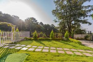 SaffronStays Polaris, Dehradun - pet-friendly Swedish home amidst nature外面的花园