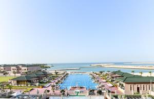 eine Luftansicht auf den Pool im Resort in der Unterkunft Royal Saray Resort in Manama
