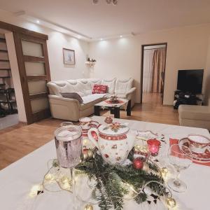 Duńska house في كيلسي: غرفة معيشة مع طاولة مع ديكورات عيد الميلاد
