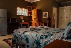 a bedroom with a bed with towels on it at Farm stay at Fennel Cottage on Haldon Estate in Bloemfontein