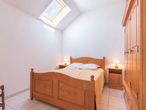 a bedroom with a wooden bed and a skylight at Appartement Saint-Chaffrey , 3 pièces, 6 personnes - FR-1-330E-21 in Saint-Chaffrey