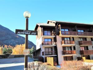 a street sign in front of a apartment building at Appartement lumineux 2 pièces 6 pers, proche pistes et commerces - La Salle Les Alpes - FR-1-330F-29 in Serre Chevalier