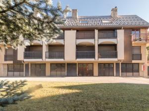 サン・シャフレにあるDuplex 6 pers avec mezzanine et parking à Serre-Chevalier, Saint-Chaffrey - FR-1-330E-27のアパートメントビルの外観