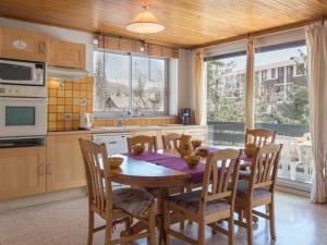 セレ・シュヴァリエにあるAppartement familial pour 7 à Serre-Chevalier, avec balcon, parking, casier à ski et équipements! - FR-1-330E-23のキッチン(木製のテーブル、椅子付)、ダイニングルーム