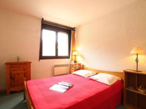 セレ・シュヴァリエにあるAppartement La Salle-les-Alpes, 3 pièces, 7 personnes - FR-1-330F-41のベッドルーム1室(赤いベッド1台、窓付)
