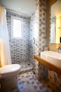 łazienka z toaletą i umywalką w obiekcie FALIREON HOTEL w Atenach