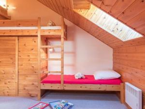 a bedroom with a bunk bed with a cat sleeping on it at Appartement Le Monêtier-les-Bains, 3 pièces, 6 personnes - FR-1-330F-36 in Le Monêtier-les-Bains