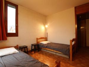 サン・シャフレにあるAppartement Saint-Chaffrey , 2 pièces, 6 personnes - FR-1-330E-32のベッド2台と窓が備わる客室です。