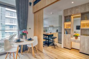eine Küche und ein Wohnzimmer mit einem Tisch und Stühlen in der Unterkunft The Smart Concierge - DEC Tower in Dubai