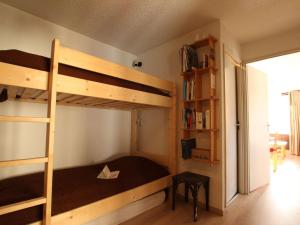 - une chambre avec 2 lits superposés et un bureau dans l'établissement Appartement Saint-Chaffrey , 2 pièces, 6 personnes - FR-1-330E-92, à Saint-Chaffrey