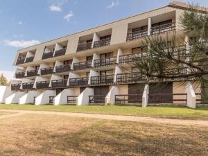 un immeuble d'appartements avec balcon sur le côté. dans l'établissement Appartement Saint-Chaffrey , 2 pièces, 6 personnes - FR-1-330E-92, à Saint-Chaffrey