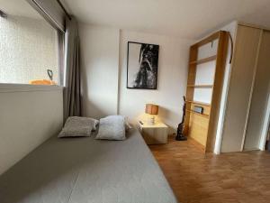 サン・シャフレにあるAppartement Saint-Chaffrey , 1 pièce, 4 personnes - FR-1-330E-42のベッド1台(ランプ付)と窓が備わる客室です。