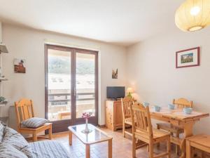 ル・モネティエ・レ・バンにあるAppartement Le Monêtier-les-Bains, 2 pièces, 5 personnes - FR-1-330F-50のリビングルーム(テーブル、椅子付)、ダイニングルーム