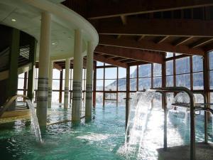 - une piscine d'eau dans un bâtiment avec des fontaines dans l'établissement Appartement Le Monêtier-les-Bains, 2 pièces, 5 personnes - FR-1-330F-50, au Monêtier-les-Bains