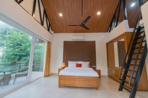 SaffronStays Polaris, Dehradun - pet-friendly Swedish home amidst nature客房内的一张或多张床位