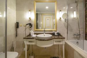 A bathroom at Crowne Plaza Istanbul Asia by IHG
