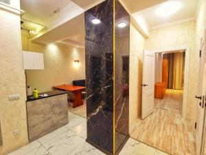 Η κουζίνα ή μικρή κουζίνα στο Central Apartment Bishkek +17 φωτογραφίες