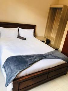 ein Bett mit einer Decke darüber in der Unterkunft Hlalakahle Lodge in Glencoe