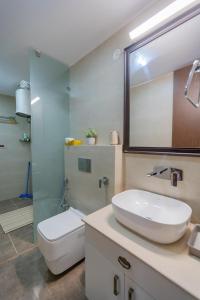 SaffronStays Polaris, Dehradun - pet-friendly Swedish home amidst nature的一间浴室