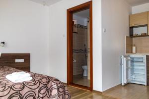 Casa Tofi Vendégház的厨房或小厨房