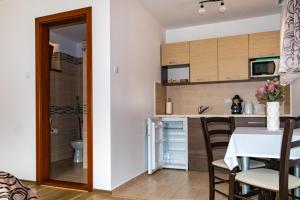 Casa Tofi Vendégház的厨房或小厨房