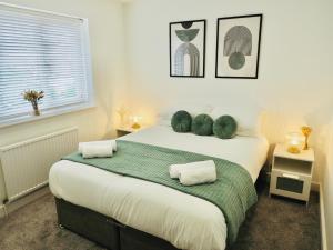 1 dormitorio con 1 cama con 2 almohadas en Free Parking 2 Bed With Garden, Fibre Wi-Fi & Netflix, en Taunton