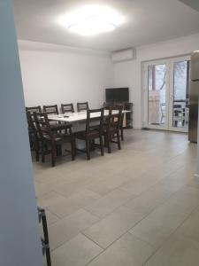 a dining room with a table and chairs at Pensiunea Valea Veveritelor in Curtea de Argeş