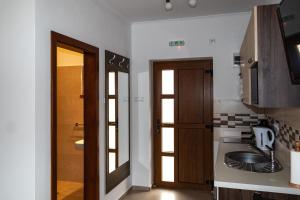 Casa Tofi Vendégház的厨房或小厨房