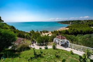 Blick auf den Strand und das Meer in der Unterkunft Grotta del Saraceno in Vasto