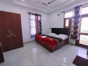 een slaapkamer met een bed in een kamer met ramen bij Hotel Yolo in Chandīgarh