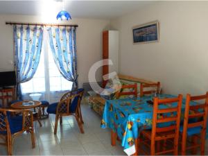 ラ・トランシュ・シュル・メールにあるAppartement La Tranche-sur-Mer, 3 pièces, 4 personnes - FR-1-357-57のベッドルーム1室(ベッド1台、テーブル、椅子付)