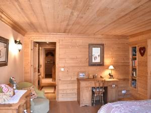 - une chambre avec un mur en bois et un bureau dans l'établissement Appartement Méribel, 4 pièces, 8 personnes - FR-1-180-357, à Les Allues